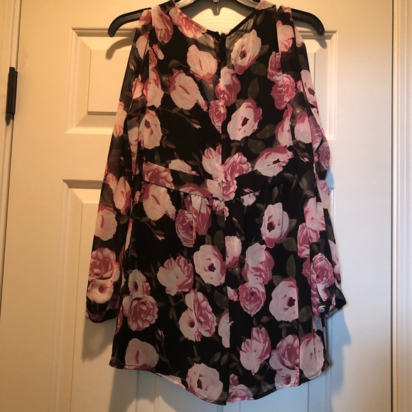 BCBG size 2 Floral Romper with pockets - Picture 2 of 4